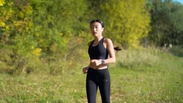 Joven Asiática Feliz Mujer Corredor Corriendo Bosque Parque Ciudad Corre — Vídeo de stock