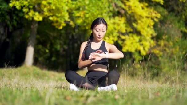 Young Beautiful Sports Girl Asian Woman Meditating Park Sitting Lotus — Stock Video