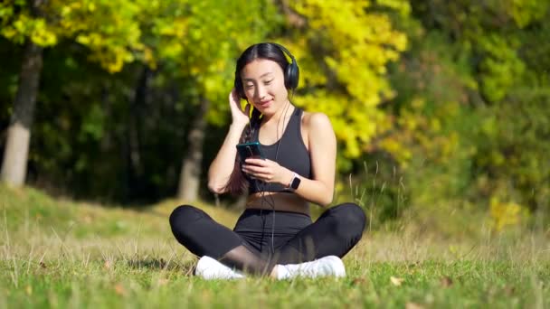 Jovem Asiático Apto Mulher Sentado Tapete Posição Lótus Meditando Relaxante — Vídeo de Stock
