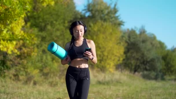 Activa Hermosa Asiático Hembra Yogui Camina Parque Paseando Bosque Antes — Vídeo de stock