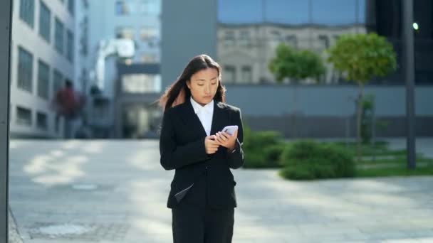 Zakenvrouw Universiteitsstudent Pak Loopt Door Straten Van Stad Praat Gebruikt — Stockvideo