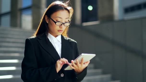 Aziatische Zakenvrouw Het Bedrijfsleven Dragen Pak Staande Met Tablet Handen — Stockvideo