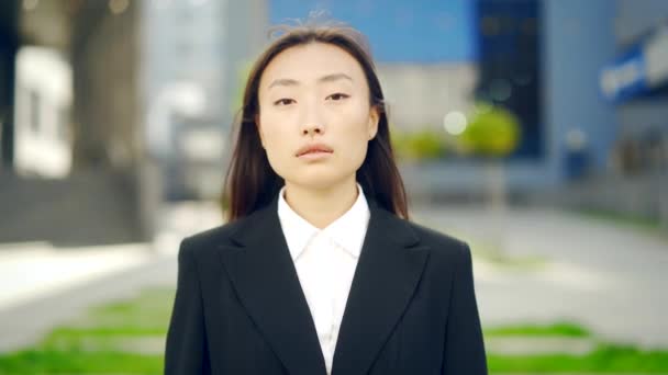 Close Portret Van Jonge Aantrekkelijke Aziatische Zakenvrouw Kijkend Naar Camera — Stockvideo