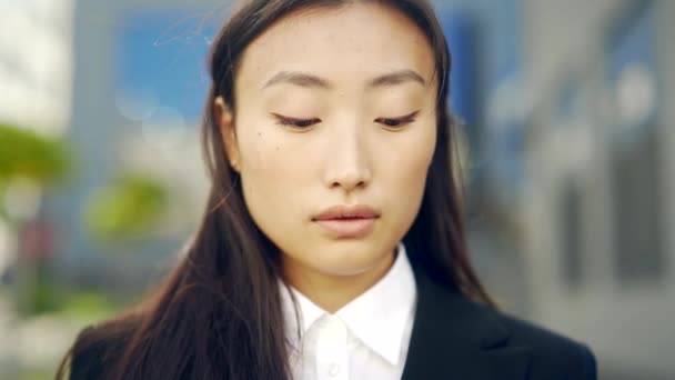 Kentin Arka Planında Kameraya Bakan Asyalı Genç Kadınının Yakın Plan — Stok video