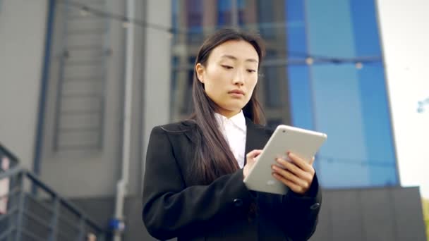 Aziatische Zakenvrouw Het Bedrijfsleven Dragen Pak Staande Met Tablet Handen — Stockvideo