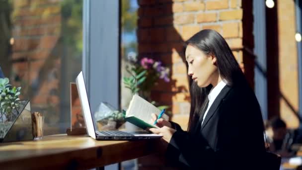 Joven Freelancer Estudiante Que Trabaja Línea Estudia Remotamente Café Mujer — Vídeos de Stock