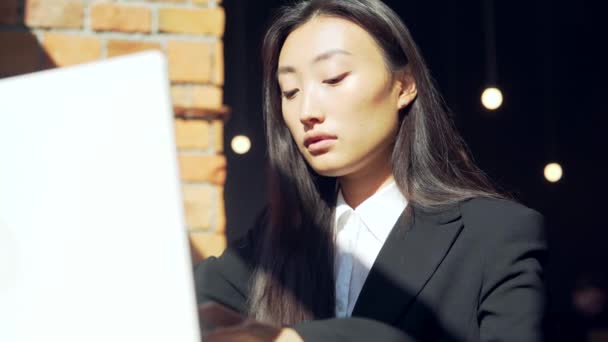 Joven Freelancer Estudiante Que Trabaja Línea Estudia Remotamente Café Mujer — Vídeo de stock