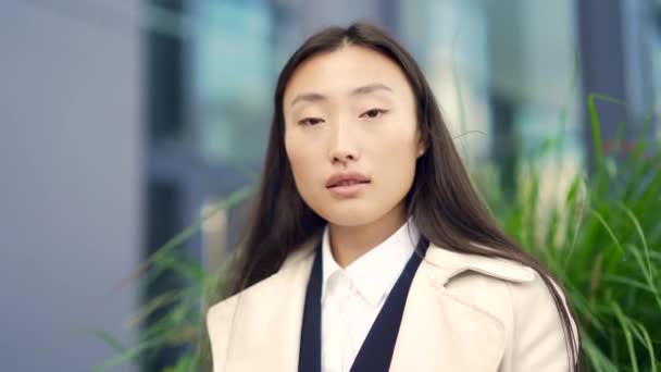 Nahaufnahme Porträt Einer Jungen Attraktiven Asiatischen Geschäftsfrau Die Vor Dem — Stockvideo