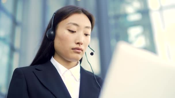 Joven Mujer Negocios Asiática Trabajando Remotamente Sentada Banco Fondo Urbano — Vídeos de Stock