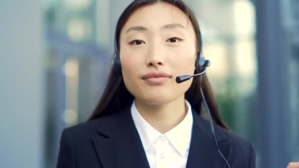 Retrato Mujer Negocios Asiática Empleada Oficina Hablando Mirando Cámara Con — Vídeos de Stock