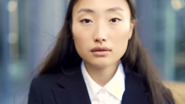 Close Portret Van Jonge Aantrekkelijke Aziatische Zakenvrouw Kijkend Naar Camera — Stockvideo