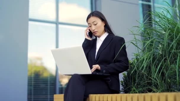 Młody Pracownik Biznesmen Freelancer Siedzi Ławce Pracuje Laptopem Nowoczesnym Miejskim — Wideo stockowe