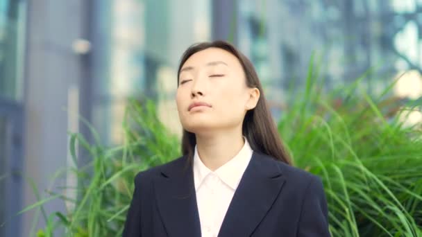 Aziatische Vrouwelijke Kantoormedewerker Ontspannen Mediteert Buiten Zitten Een Bank Stedelijke — Stockvideo