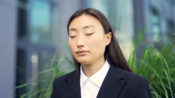 Aziatische Vrouwelijke Kantoormedewerker Ontspannen Mediteert Buiten Zitten Een Bank Stedelijke — Stockvideo