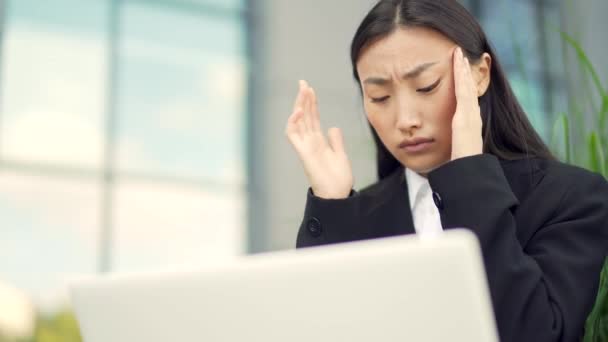 Épuisé Jeune Femme Affaires Asiatique Employée Bureau Assise Sur Banc — Video