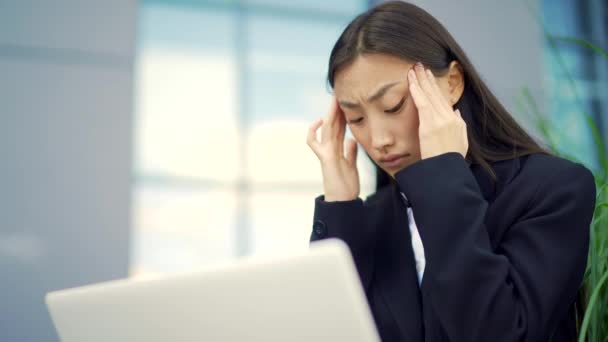 Épuisé Jeune Femme Affaires Asiatique Employée Bureau Assise Sur Banc — Video