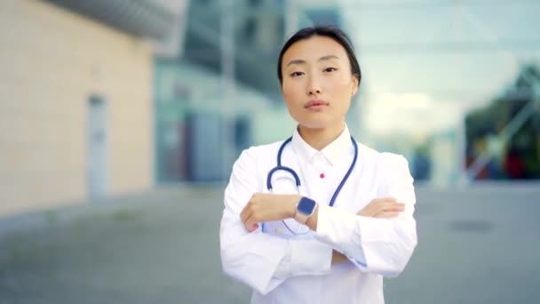 Close Retrato Mulher Asiática Médico Olhando Para Câmera Com Braços — Vídeo de Stock