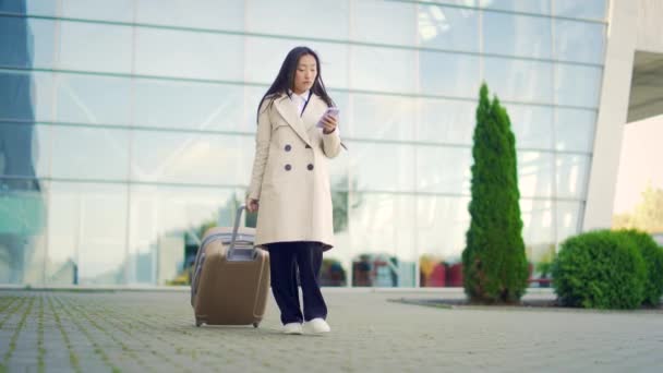 Азійка Бізнесменка Туристка Ходить Валізою Терміналу Задньому Плані Сучасного Міського — стокове відео