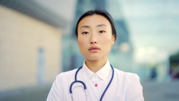 Primer Plano Retrato Mujer Asiática Médico Mirando Cámara Con Los — Vídeo de stock