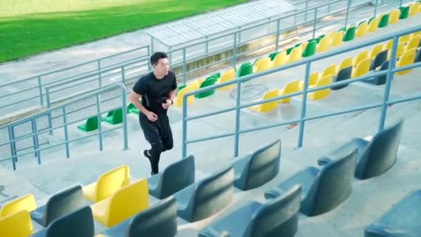 Asiatiska Manliga Löpare Springer Runt Moderna Urbana Stadion Uppför Trappor — Stockvideo