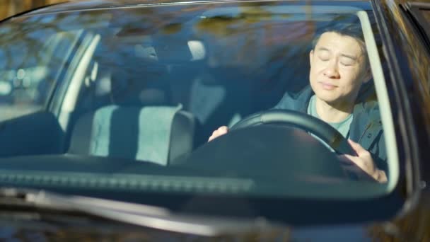 站在交通堵塞中的愤怒的亚洲人发出嗡嗡声和急促声 坐在车里 年轻的生意人烦躁不安 驾驶汽车的男性疲乏 累人的通勤迟到 — 图库视频影像