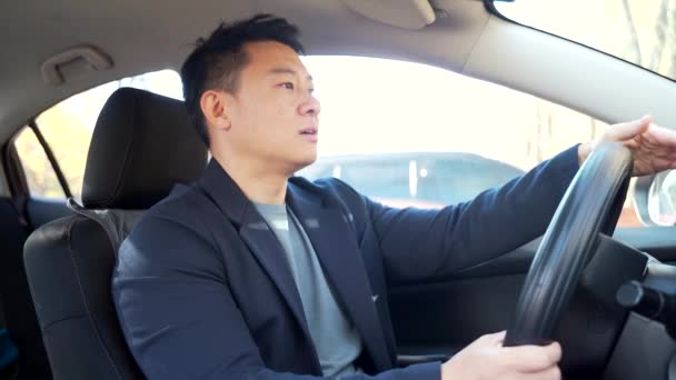 속에서 아시아 남자가 소리를 달려간다 짜증나는 사업가 자동차를 운전하 피곤해 — 비디오