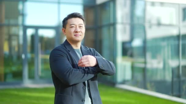 Porträt Eines Gut Aussehenden Asiatischen Mannes Hochschullehrer Geschäftsmann Wissenschaftler Oder — Stockvideo