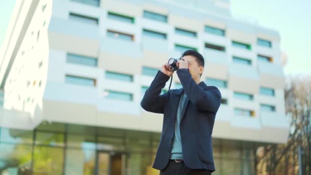 Happy Asian Man Tourist Journalist Reporter Correspondent Takes Pictures City — Video Stock