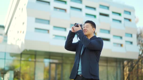 Щасливий Азіатський Чоловік Турист Або Журналіст Репортер Фотографує Міські Вулиці — стокове відео