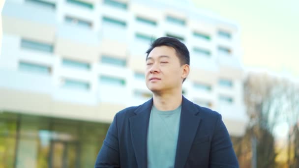Portre Yakışıklı Asyalı Bir Üniversite Öğretmeni Adamı Bilim Adamı Neşeli — Stok video