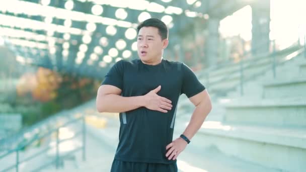 Vuxen Asiatisk Idrottsman Medan Jogging Bröstskada Svår Hjärtinfarkt Smärta Andfåddhet — Stockvideo