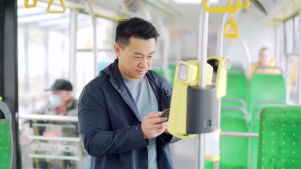 Azjata Płaci Miejskim Transportem Pomocą Aplikacji Telefon Komórkowy Męski Pasażer — Wideo stockowe