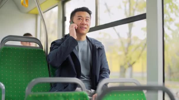 Asiático Hombre Público Autobús Pasajero Tener Divertido Hablando Móvil Casual — Vídeo de stock