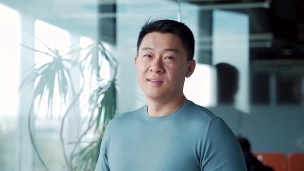 Portrait Young Asian Man Freelancer Office Worker Teacher Modern Room — Vídeo de Stock