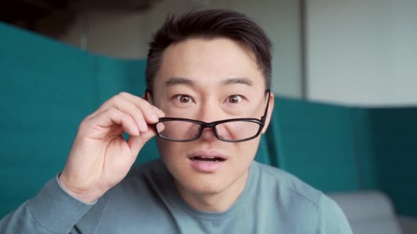 Surpreso Asiático Homem Dispara Óculos Chocado Olhando Para Câmera Feliz — Vídeo de Stock