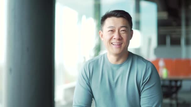 Retrato Joven Asiático Hombre Freelancer Oficina Trabajador Profesor Moderno Habitación — Vídeos de Stock