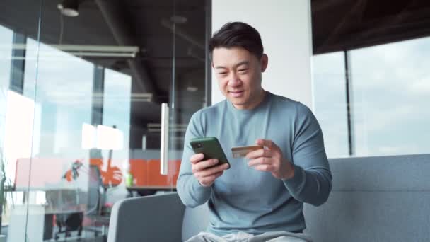Šťastný Asijský Muž Nakupování Online Zákazník Platící Kreditní Kartou Sedí — Stock video