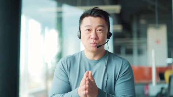 Portret Aziatische Man Praat Videogesprek Met Headset Kijkend Naar Camera — Stockvideo
