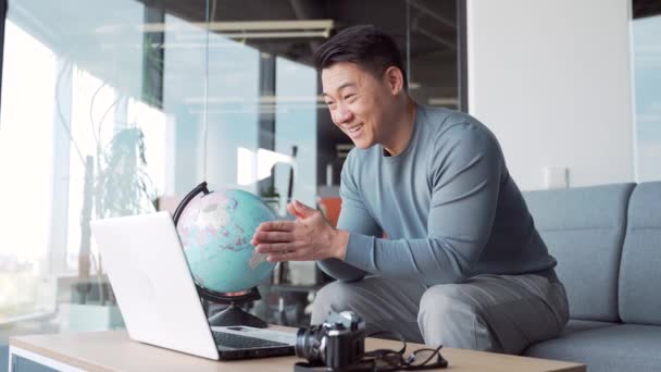 Asian Male Travel Agent Travel Blogger Working Office Seller Man — Stock Video