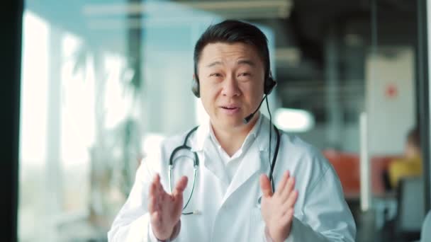 Online Consultation Doctor Patient Conference Colleagues Asian Male Medic Therapist — Stockvideo