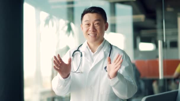 Bir Doktorla Çevrimiçi Istişare Arkadaşlarıyla Hasta Konferansı Asyalı Erkek Doktor — Stok video