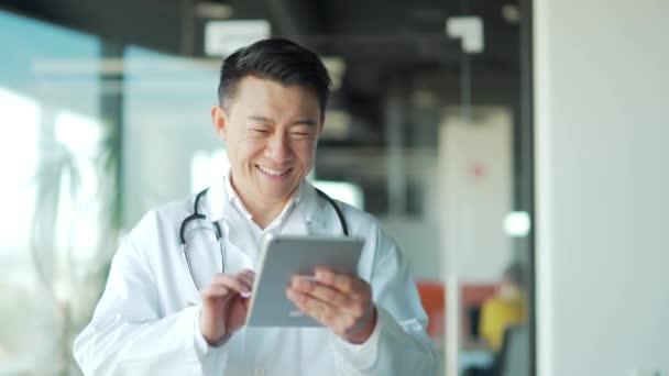 Asijský Lékař Radí Pacientovi Vzdáleně Pomocí Digitálního Tabletu Komunikuje Online — Stock video