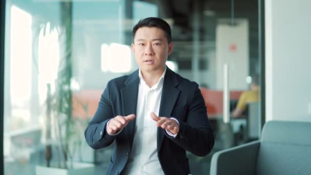 Asian Business Man Speaker Formal Suit Talking Looking Camera Online — стоковое видео