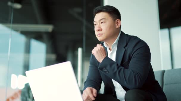 Portrétní Přemýšlivý Asijský Podnikatel Pracující Notebooku Moderního Kancelářského Stolu Soustředěný — Stock video