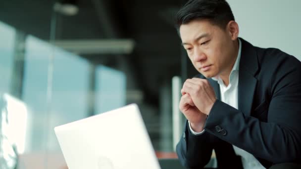 Портрет Вдумчивого Азиатского Бизнесмена Работающего Ноутбуком Современным Офисным Столом Уверенный — стоковое видео