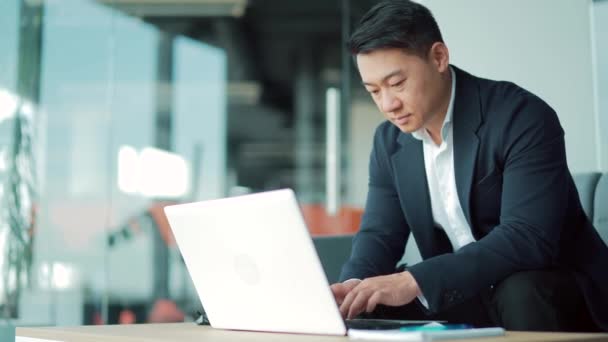 Obchodní Asijský Muž Obleku Pracuje Notebooku Moderním Kancelářském Kooperačním Centru — Stock video