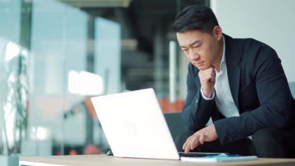 Obchodní Asijský Muž Obleku Pracuje Notebooku Moderním Kancelářském Kooperačním Centru — Stock video