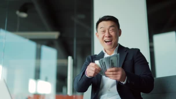 Feliz Éxito Asiático Hombre Negocios Cuenta Olas Tiros Dinero Oficina — Vídeos de Stock
