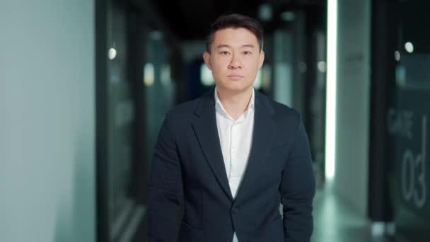 Portrét Úspěšného Sebevědomého Asijského Kancelářského Pracovníka Který Stojí Dívá Kamery — Stock video