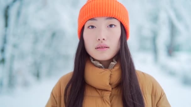 Retrato Belleza Joven Mujer Asiática Pie Sobre Fondo Nieve Parque — Vídeo de stock